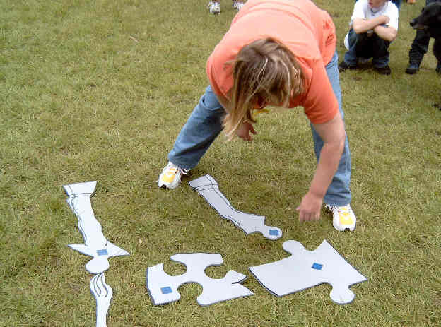 Bei den Eselspielen sollte ein Puzzle zusammengesetzt werden