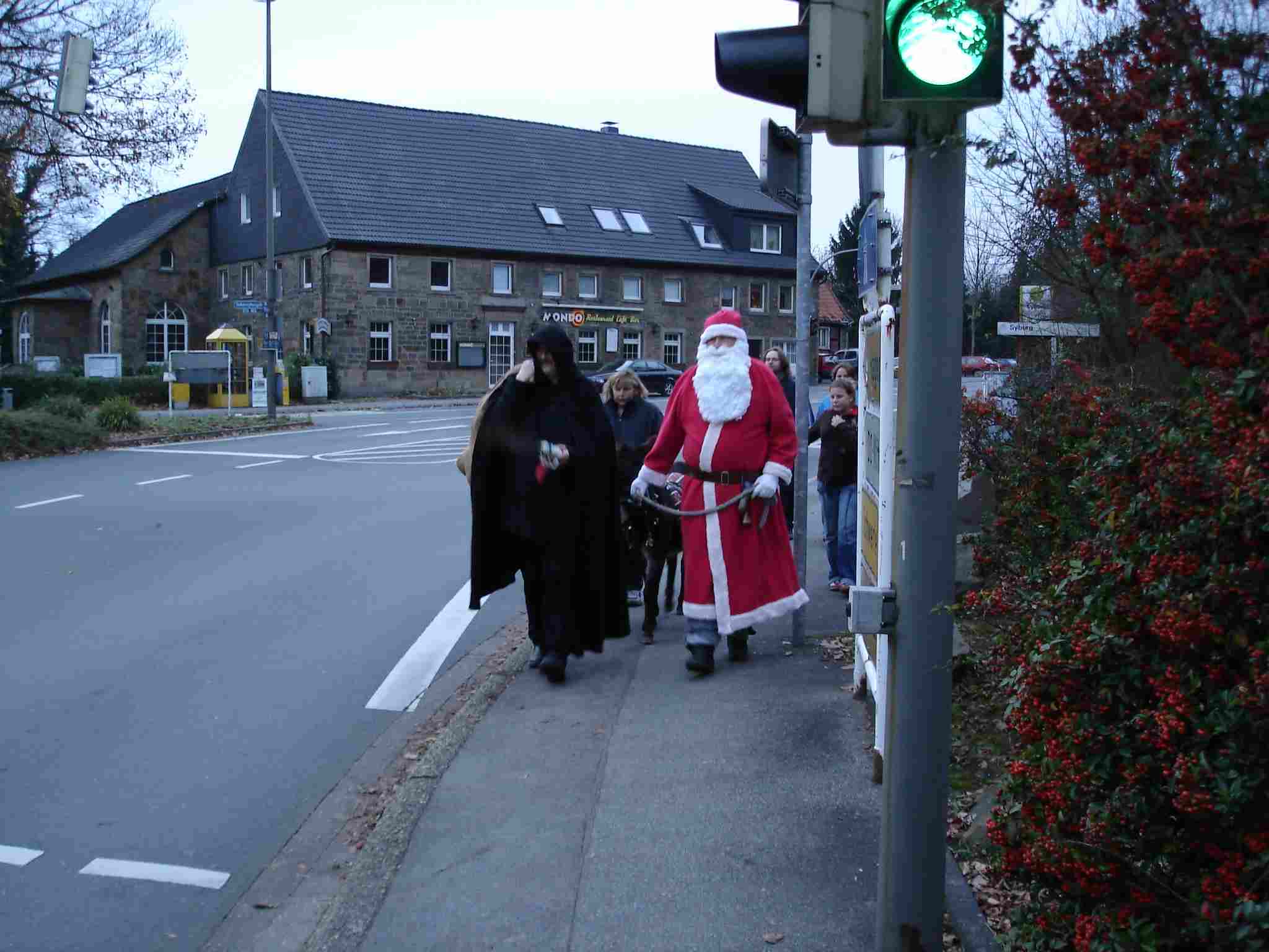 Weg zum Gemeindehaus