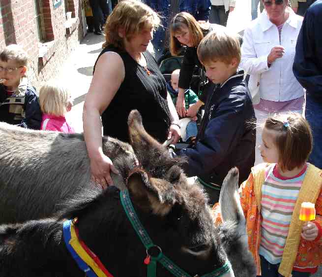 Indira und Hexe beim Brckenzauber 2006